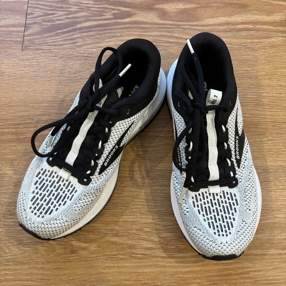 Women’s size 7 brooks sneakers white and black - Picture 5 of 6